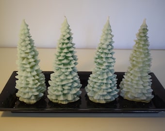 große (18cm), mittelgroße (13cm), kleine (11cm) und ganz kleine (7,5cm) schneebedeckte Tannenbaumkerzen in weiß grün