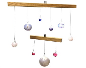 Handgefertigtes Color Glas Mobile aus Eichenholz, Personalised modern stain glass gem mobile for adults, glowing