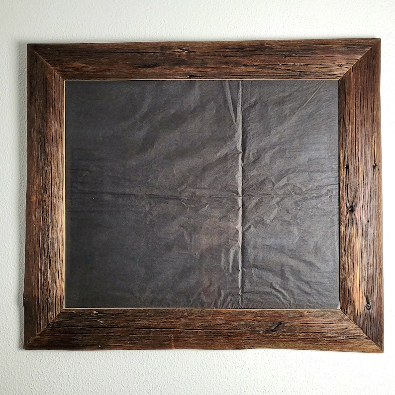 K&ouml;nnte beinhalten: Ein rustikaler Holzrahmen mit einem dunkelgrauen Papierhintergrund. Der Rahmen ist aus recyceltem Holz gefertigt und hat eine nat&uuml;rliche, verwitterte Optik.