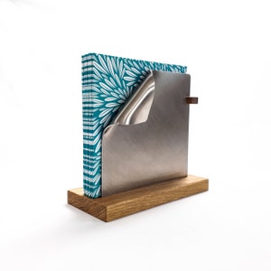 Portatovaglioli in acciaio inox dal design moderno, legno rovere chiaro, legno noce scuro