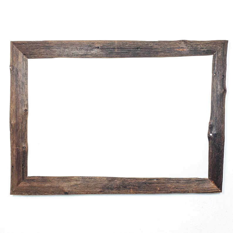 K&ouml;nnte beinhalten: Ein rustikaler Holzrahmen mit dunkelbrauner Oberfl&auml;che. Der Rahmen ist rechteckig und aus recyceltem Holz gefertigt.