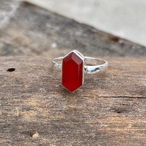 Anillo de plata esterlina con ónix rojo: joyería de aniversario hecha a mano