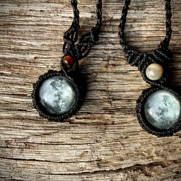 Lunar necklace in fluorescent macramé in the dark with Labradorite pearl.