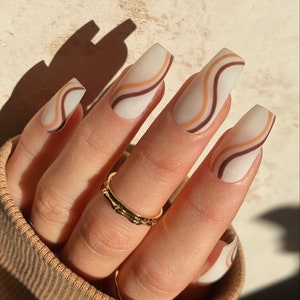 Remolino marrón mate Prensa personalizada en las uñas / Uñas postizas lechosas / Palo beige en las uñas / Uñas postizas largas de ataúd