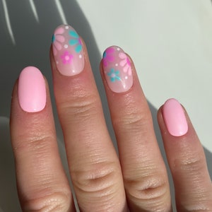Imprensa personalizada de flores rosa e azuis em unhas | Unhas postiças florais | Cola Primavera nas Unhas