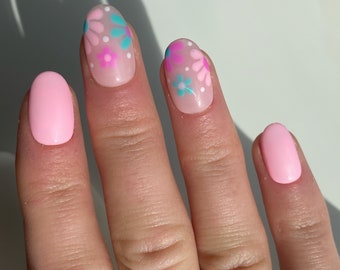 Imprensa personalizada de flores rosa e azuis em unhas | Unhas postiças florais | Cola Primavera nas Unhas