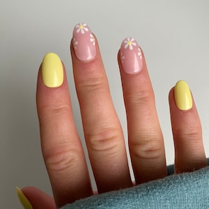 Pastel Yellow Daisy Edge Custom Press On Nails | Spring False Nails | Easter Cute Stick On Nails