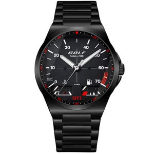 Op de afbeelding: Zwart polshorloge met een zwarte band en wijzerplaat. De wijzerplaat heeft witte en rode accenten, waaronder het woord "GOLF" en de tekst "GTI". Het horloge heeft een snelheidsmeter-achtig ontwerp.