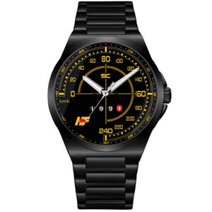 Könnte beinhalten: Schwarze Armbanduhr mit schwarzem Armband und schwarzem Zifferblatt mit gelben und weißen Akzenten. Das Zifferblatt zeigt Zahlen, ein Datum und die Buchstaben "SC" und "HF". Die Uhr ist als Tachometer gestaltet.