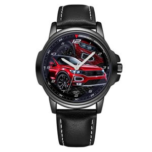Può includere: Orologio da polso nero con cinturino in pelle nera e cuciture bianche. Il quadrante presenta un design di auto rossa con dettagli neri e numeri bianchi. L'orologio ha una lunetta nera e una corona nera.