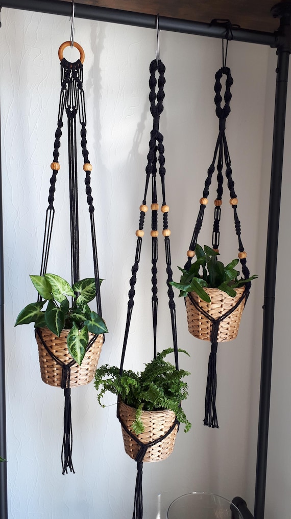 SCHWARZ Blumenampel mit Holzkugeln Pflanzenhänger Makramee  Planthanger Wanddekoration Makramee Macrame Pflanzenaufhänger BOHO böhmisch