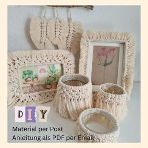 Könnte beinhalten: Eine Auswahl an handgefertigten Makramee-Dekorationen in Beige. Das Bild zeigt zwei Bilderrahmen, drei Kerzenhalter und zwei blattförmige Wandbehänge. Der Text "DIY" ist sichtbar.