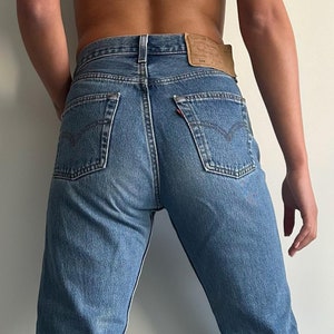 Vintage Levi&#39;s 501 Made in USA 90s jeans high waist classic blue wash W29 L34