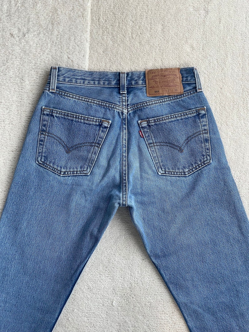 W27 Vintage Levi's 501 light blue wash 90s jeans Y2K straight fit image 4