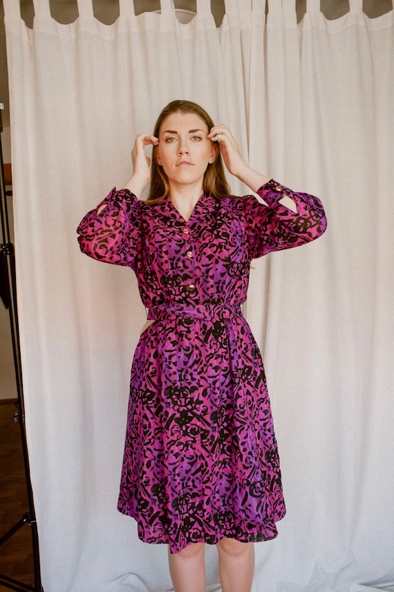 Coloured midi dress with belt