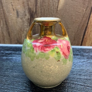 Antik österrikisk amforavas i porslin, 11 cm. Numrerad och vintagedesignad 2364-färgad guldfärgad yta, i mycket gott skick för sin ålder.