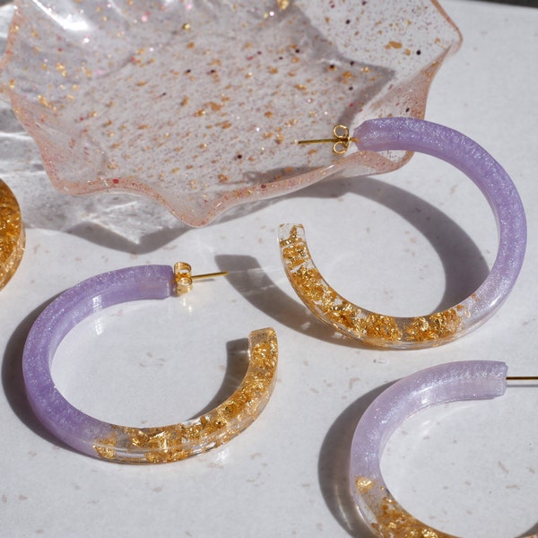 Boucles d'oreilles grands anneaux violet et doré - Bijoux en résine faits main, feuilles d'or, cadeau pour elle, créoles colorées, chunky