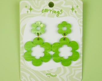 Pendientes colgantes de doble flor "BLOOM - verde". Joyería artesanal, acrílico ligero cortado a láser, acero inoxidable. Un regalo llamativo para mujer.