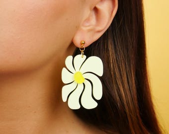 Pendientes colgantes de flores gruesas "GROOVY DAISY" (amarillo). Joyería artesanal, acrílico ligero cortado a láser, acero inoxidable. Regalos para mujer.