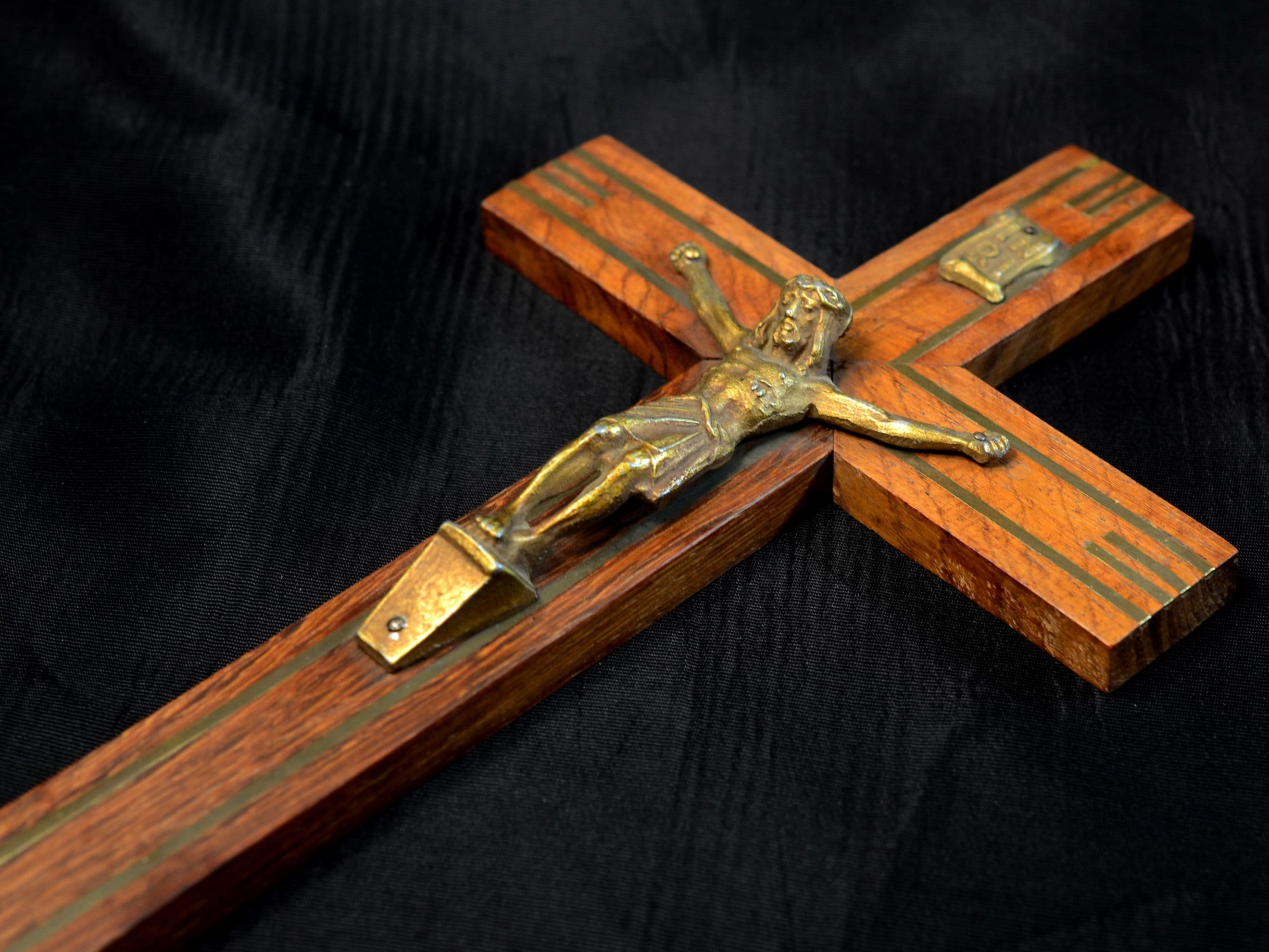 Croix de Crucifix en Bronze Vintage Français, 9 3/4 Pouces, Incrustation Laiton, Catholique Romaine,