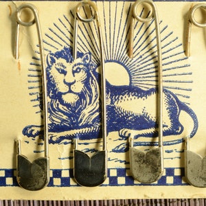 Antike Französische Jugendstil Sicherheitsnadeln auf Original Verkaufs-Karton, Blaue Löwen-Sicherheitsnadeln, Vintage-Kollektion, Werbung, Werbung.