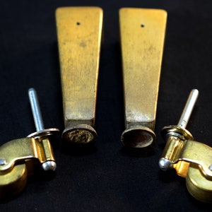 2 roulettes pivotantes vintage de 1&quot; de haut, Français, plus deux pieds coniques en laiton massif, roues en acier massif plaqué laiton, restauration de table de chaise