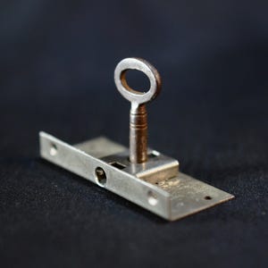 vintage, français 1 7/8" horizontal en acier, clé de serrure de poitrine, accessoires de cabinet, loquet, matériel de fixation de restauration, boîte à gants, boîte à bijoux