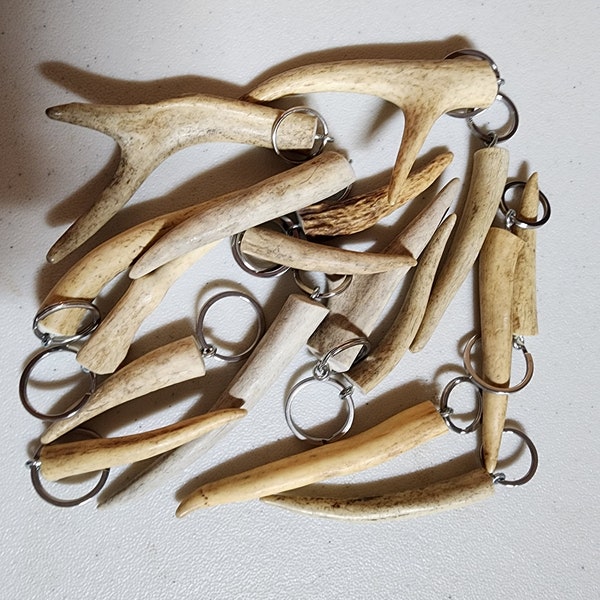 Authentic Deer Antler Keychain, Rustic Natural Accessory, Perfect for Outdoor Enthusiasts, Unique Gift for Nature Lovers