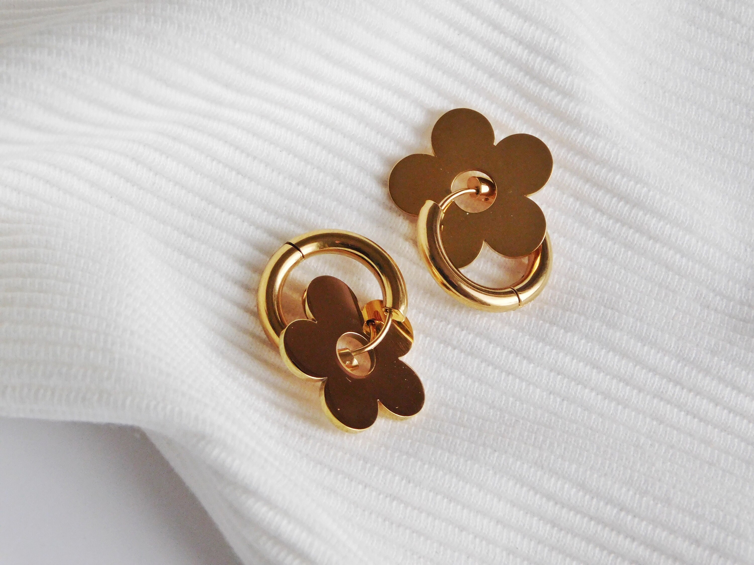 Créoles Dorées Avec Pampille Fleur Noire - Fait Main à Marseille - Joia Bijoux