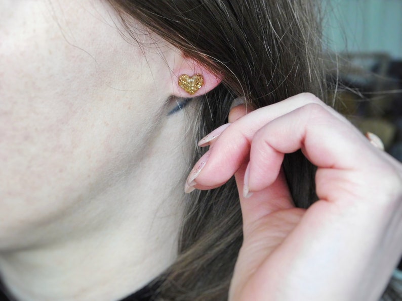 Boucle d'oreille coeur à paillettes, Idée Cadeau petit budget pour Femme, Clou et puce minimaliste image 7