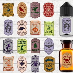 Pode incluir: Uma coleção de rótulos com tema de Halloween com vários designs assustadores. Os rótulos apresentam textos como "Witch's Brew", "Poison" e "Zombie Fingers". A imagem também inclui uma garrafa de vidro e um frasco com rótulos.