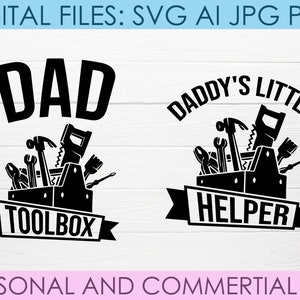 Könnte beinhalten: Schwarz-weißes digitales Design mit zwei Werkzeugkasten-Illustrationen. Eines lautet "DAD TOOLBOX" und das andere "DADDY'S LITTLE HELPER". Enthält verschiedene Werkzeuge im Inneren des Werkzeugkastens. Der Text oben lautet "DIGITAL FILES: SVG AI JPG PNG".