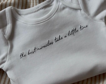 Kamizelka z informacją o narodzinach dziecka | Cytat „Cuda zajmują trochę czasu”, prezent na zapłodnienie in vitro, ICSI, IUI