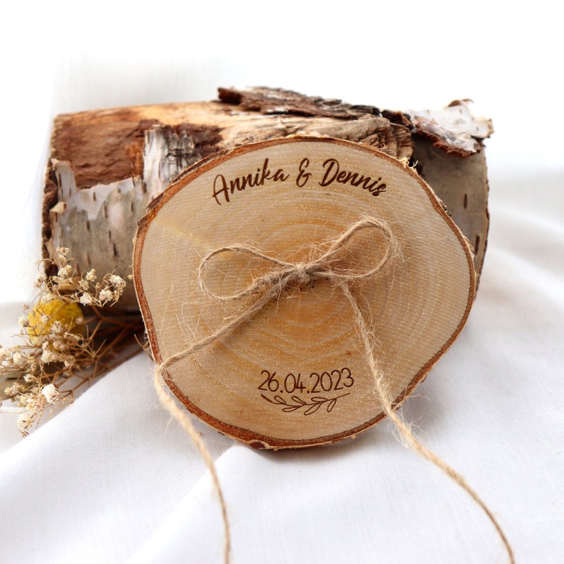 Ringscheibe / Ringkissen aus Holz / Ringträger Baumscheibe für Trauringe / rustikale Hochzeit / Holzmagnet / Birkenscheibe / Personalisiert Bild 5