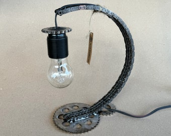 Distributiekettinglamp / Motoronderdelen van echte auto's / Tafellamp / Bureaulamp / Nachtlamp
