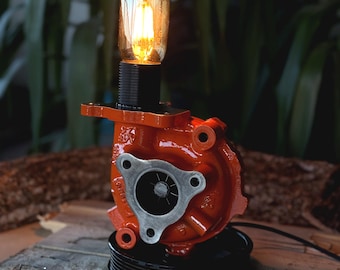 Titel: turboladerlamp | Echte motoronderdelen voor auto's | Geüpcycled | Handgemaakte lampenkap | Aanpasbaar!