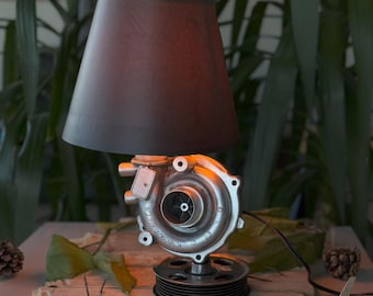 Turbolamp / echte motoronderdelen van een auto / Upcycling / Handgemaakte lampenkap / Gepersonaliseerd!