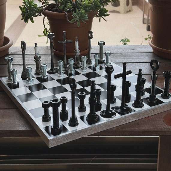 Pezzi Degli Scacchi Ed Oggetti Dei Dadi Per I Giochi Da Tavolo Popolari Immagine Stock - Foto 14