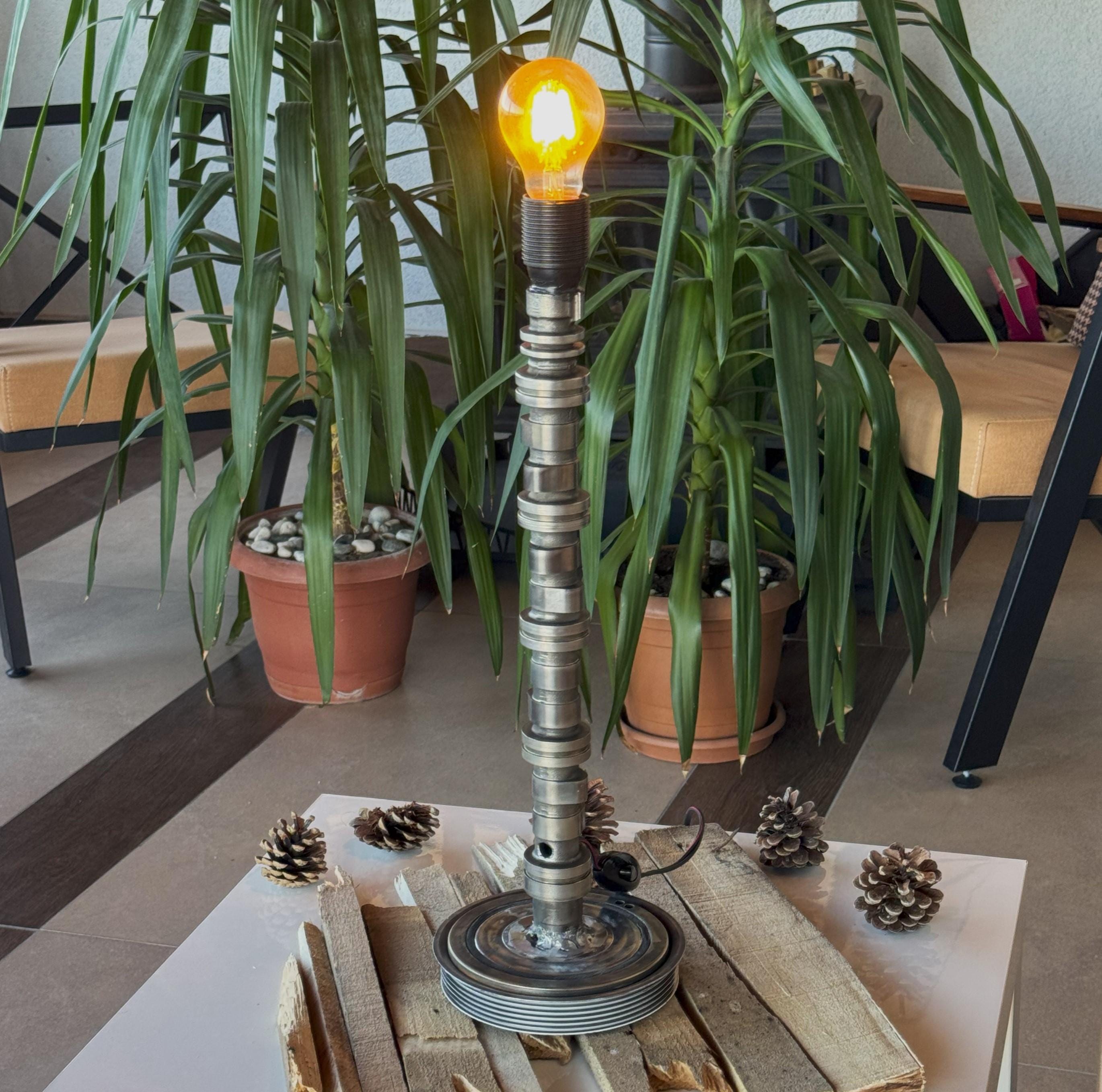 カムシャフトランプ | ハンドメイドのインダストリアルテーブルランプ