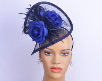 Nuovo fascinator sinamay blu navy con piume/fiori di seta, cappello da festa, cappello da chiesa, coppa di Melbourne, Kentucky Derby, cappello fantasia, cappello da sposa.