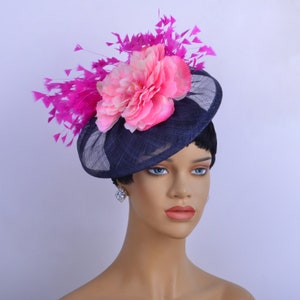 Neuer Sinamay Fascinator mit Federn/Seidenblume, Partyhut,Church Hat,Melbourne Cup,Kentucky Derby,Fancy Hat,Hochzeitshut, dreifarbig. navy blue fuchsia