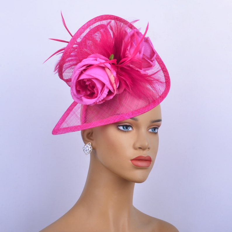 Nouveau fascinateur sinamay avec plumes/fleurs en soie, chapeau de fête, chapeau d'église, coupe de Melbourne, Kentucky Derby, chapeau fantaisie, chapeau de mariage, trois couleurs. fuchsia