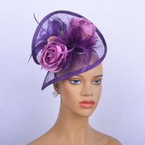 Nouveau fascinateur sinamay avec plumes/fleurs en soie, chapeau de fête, chapeau d'église, coupe de Melbourne, Kentucky Derby, chapeau fantaisie, chapeau de mariage, trois couleurs. Violet