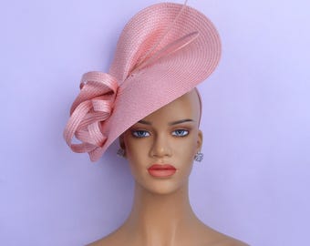 ブラッシュピンクのケンタッキーダービーファシネーターハット：ダチョウの羽のティーパーティー