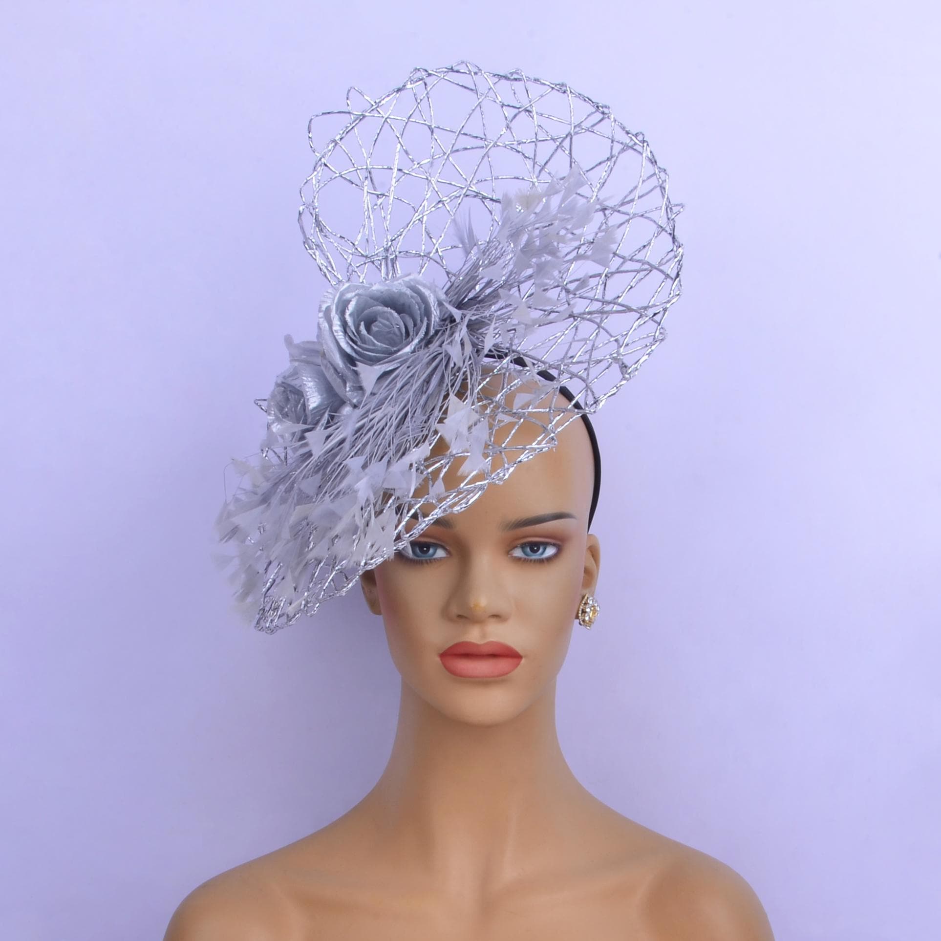Fascinator Mit Grauer Feder & Blume Auf Kamm - Elegante Haarspange Für Besondere Anlässe