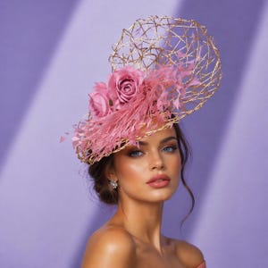 Peut inclure: Coiffe dorée avec un motif géométrique, ornée de roses roses et de plumes. L'accessoire est mis en valeur sur un fond violet. Un accessoire élégant pour les événements spéciaux et les célébrations.