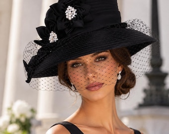 Cappello Kentucky Derby in raso nero: accessorio formale per cerimonia in chiesa