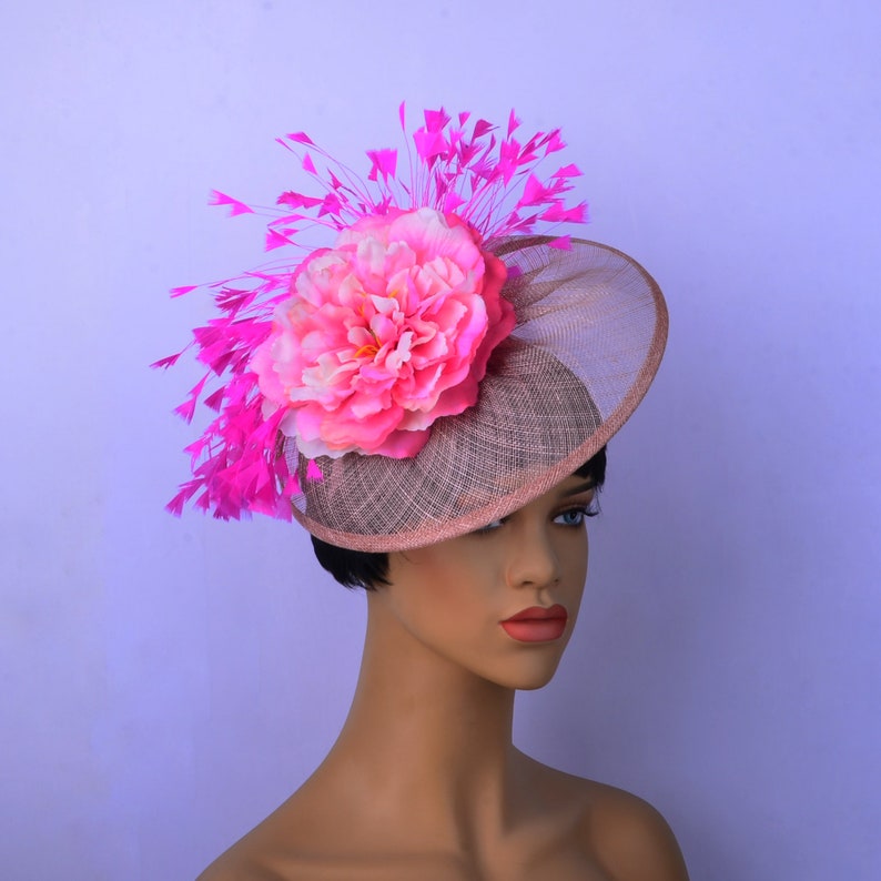 Neuer Sinamay Fascinator mit Federn/Seidenblume, Partyhut,Church Hat,Melbourne Cup,Kentucky Derby,Fancy Hat,Hochzeitshut, dreifarbig. blush pink fuchsia