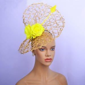 Chapeau fascinateur jaune doré Kentucky Derby : serre-tête pour le thé de mariage