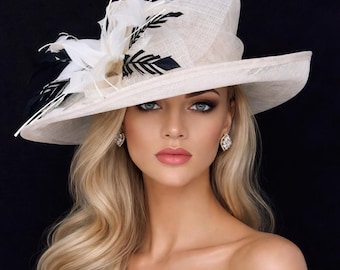 Ivoorkleurige Sinamay Kentucky Derby-hoed: gevederde kerkhuwelijkshoed